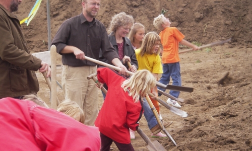 Spatenstich mit Kindern